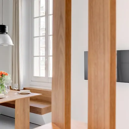 Upstays 12 Palais Daire *