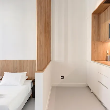 Upstays 12 Palais